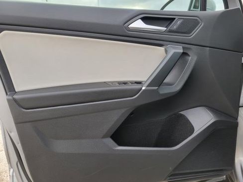 Used 2020 Volkswagen Tiguan SE image 17