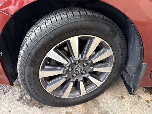 Used 2018 Toyota Sienna XLE image 4