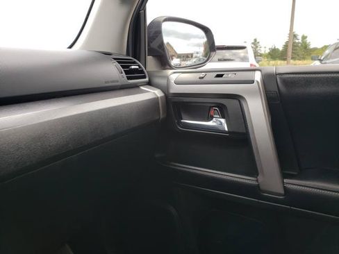 Used 2017 Toyota 4Runner SR5 AWD/4WD image 25