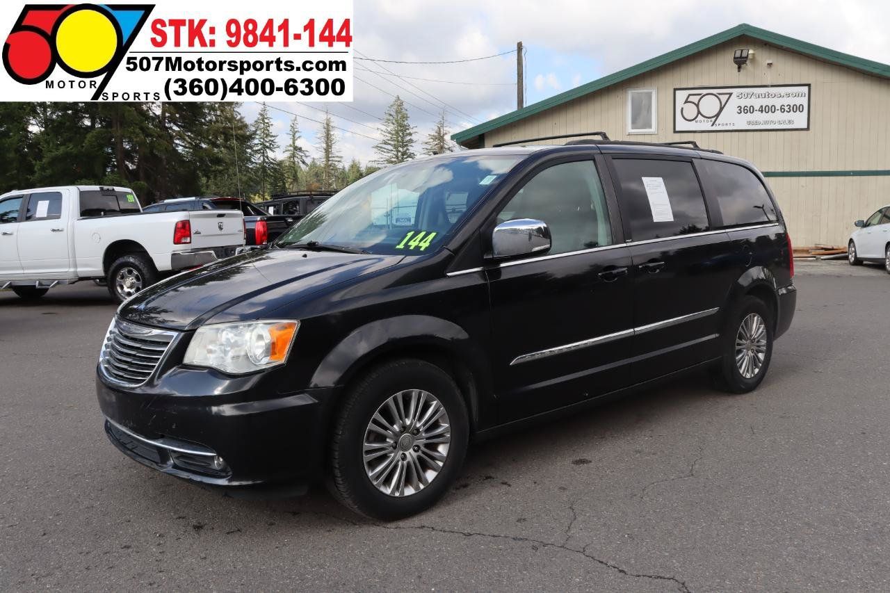 Used 2014 Chrysler Town & Country Touring-L FWD image 2