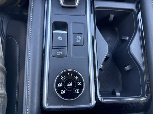 Used 2025 Nissan Pathfinder SL AWD/4WD image 30