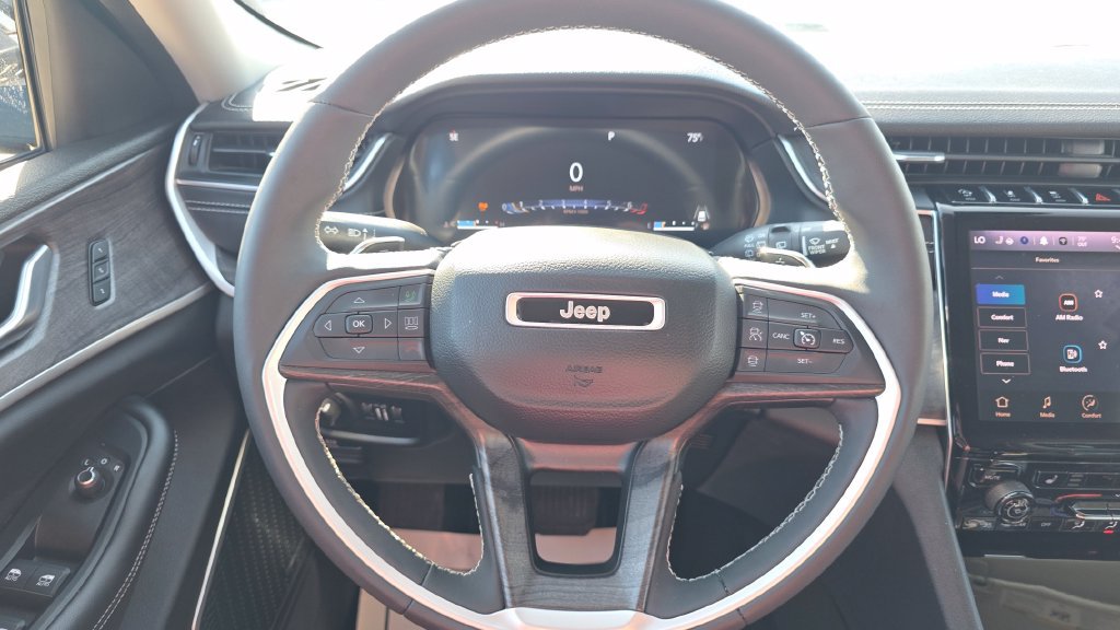 Used 2023 Jeep Grand Cherokee Limited AWD/4WD image 29