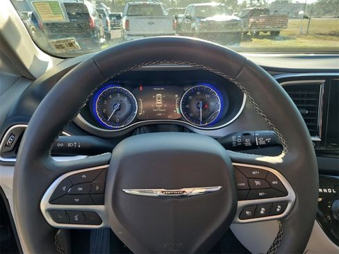 Used 2023 Chrysler Pacifica Touring-L image 19