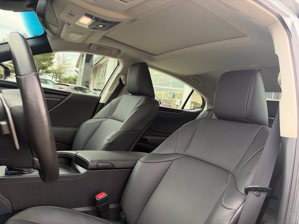 Used 2025 Lexus ES 300h w/ Premium Package FWD image 17