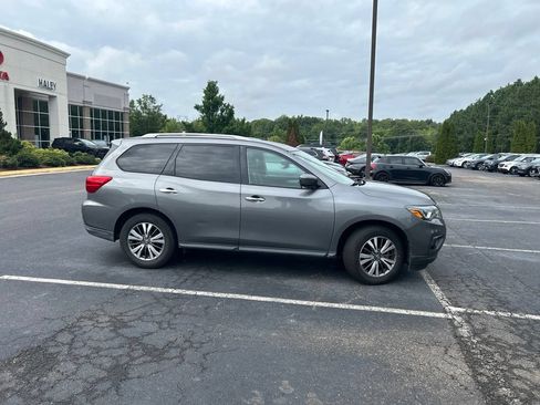 Used 2018 Nissan Pathfinder SL w/ Cargo Package FWD image 2