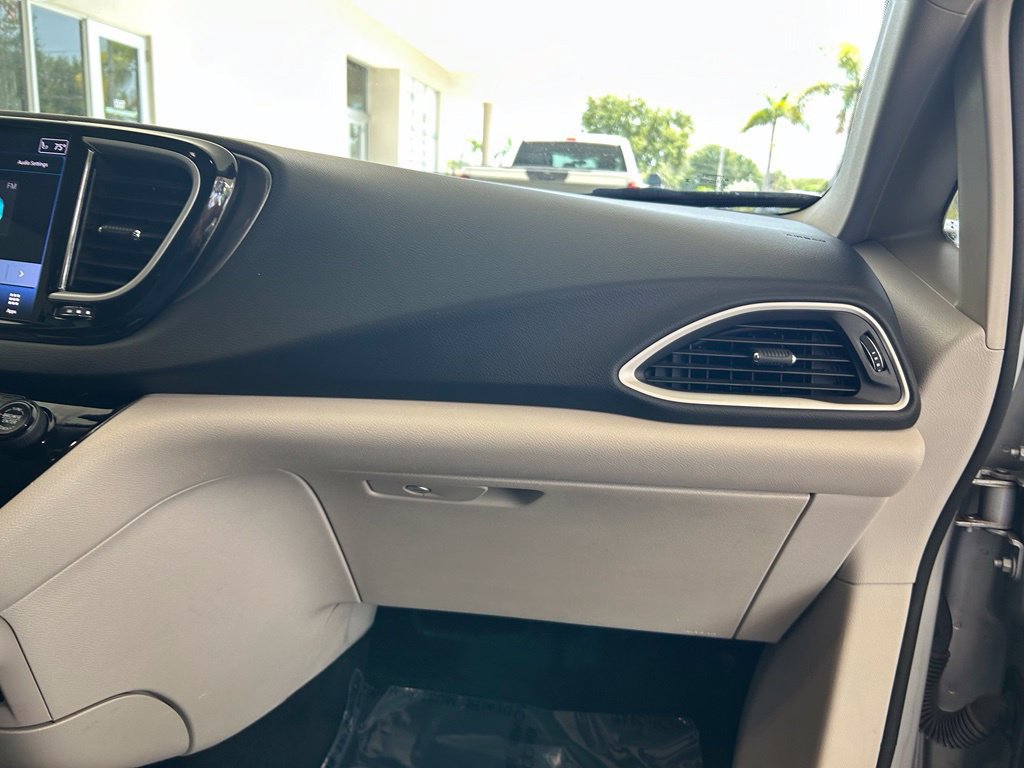 Used 2024 Chrysler Pacifica Touring-L FWD image 23