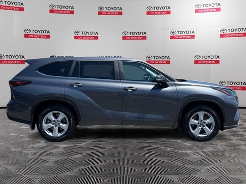 Certified 2025 Toyota Highlander LE AWD/4WD image 4