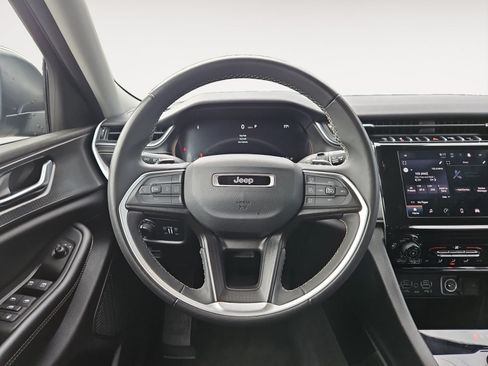 Used 2023 Jeep Grand Cherokee L Laredo RWD image 12