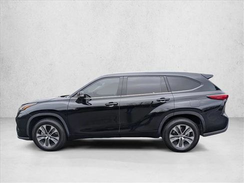 Used 2022 Toyota Highlander XLE image 9
