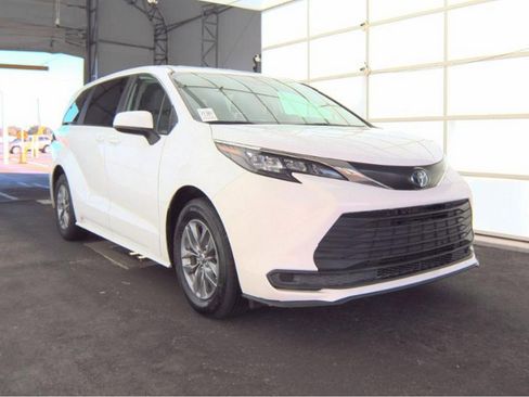 Used 2024 Toyota Sienna LE image 4