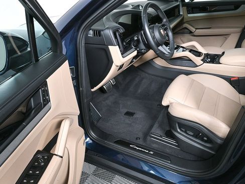 Certified 2025 Porsche Cayenne S image 12