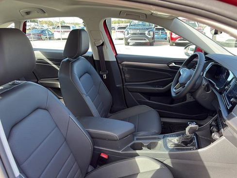 Certified 2024 Volkswagen Jetta SE w/ Panoramic Sunroof Package image 9