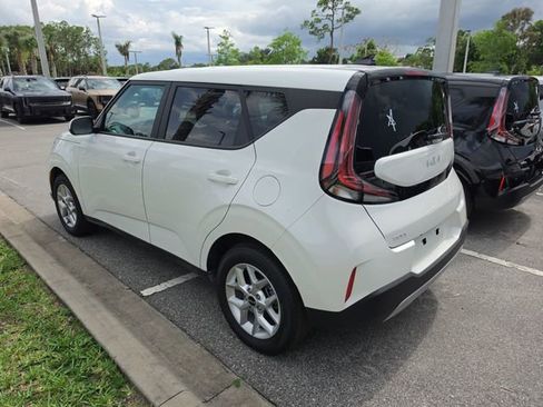 Certified 2025 Kia Soul LX w/ LX Technology Package FWD image 3