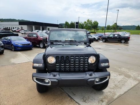 Used 2022 Jeep Gladiator Sport AWD/4WD image 2