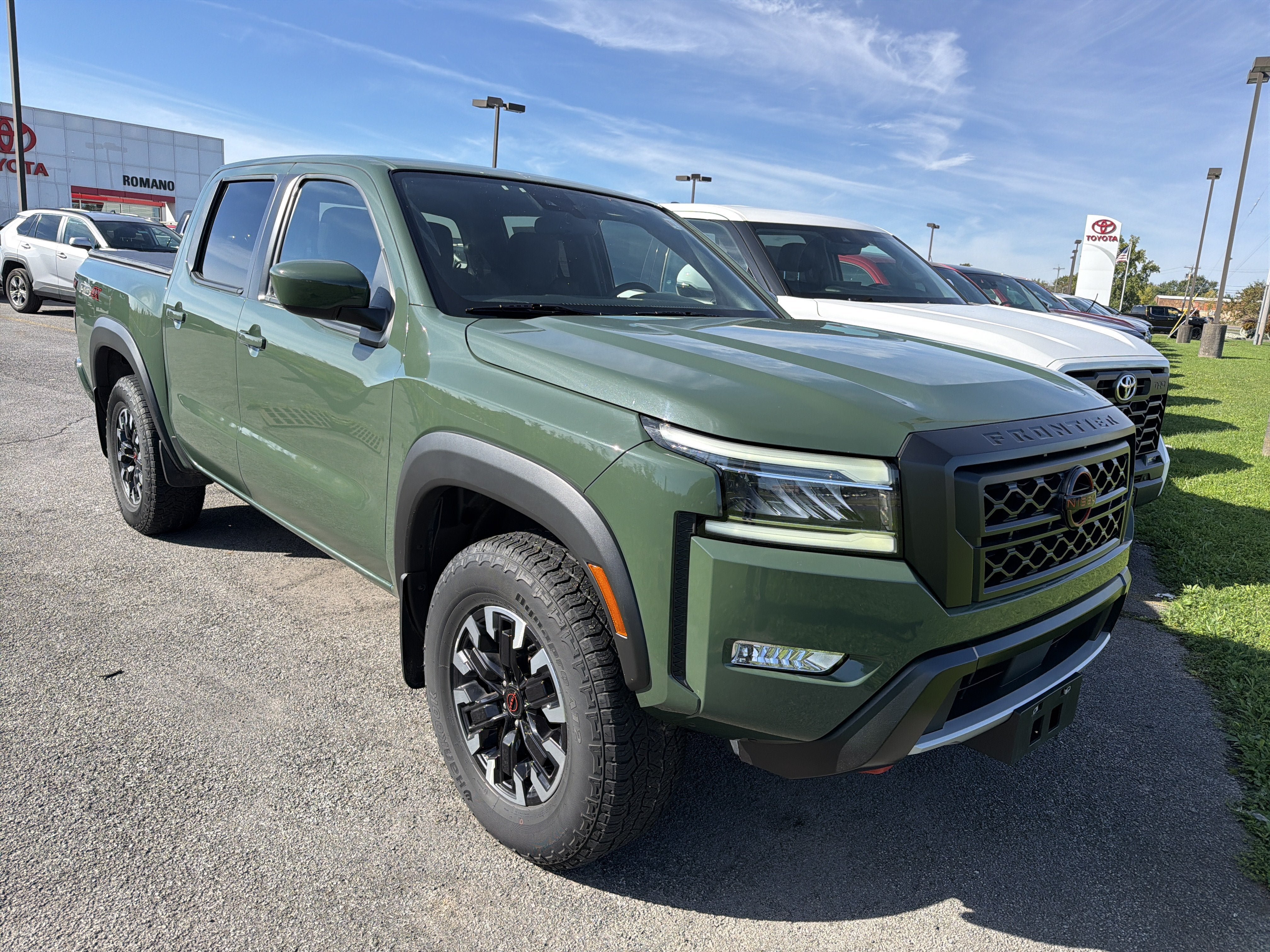 Used 2024 Nissan Frontier PRO-4X w/ Technology Package AWD/4WD image 2