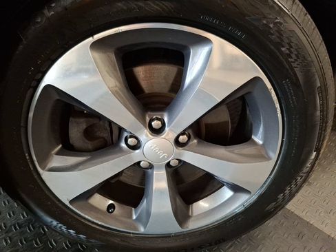 Used 2019 Jeep Cherokee Limited w/ Trailer Tow Group AWD/4WD image 4