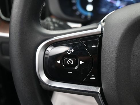 Used 2023 Volvo XC60 B5 Plus image 24