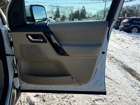 Used 2015 Land Rover LR2 image 13