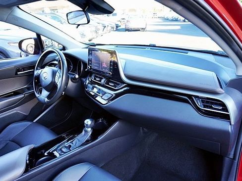 Used 2022 Toyota C-HR XLE image 10