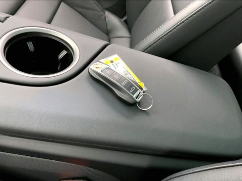 Used 2025 Porsche Taycan image 20