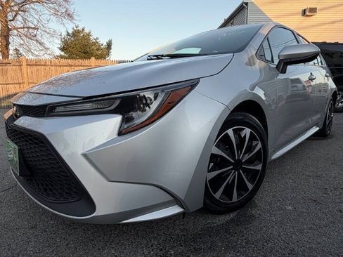 Used 2021 Toyota Corolla LE FWD image 2