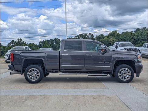 Used 2015 GMC Sierra 2500 Denali w/ Duramax Plus Package AWD/4WD image 6