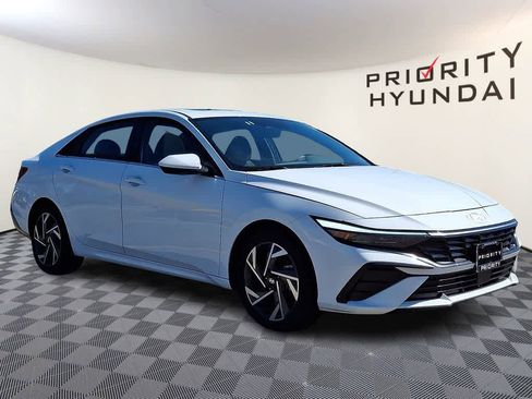 Used 2025 Hyundai Elantra SEL image 3