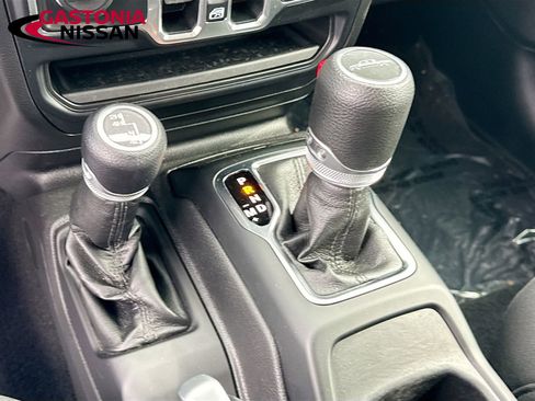 Used 2021 Jeep Gladiator Willys image 22