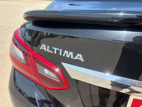Used 2017 Nissan Altima 2.5 SR w/ Midnight Edition Package FWD image 10