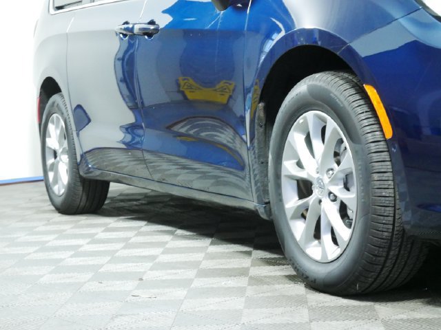 Used 2024 Chrysler Pacifica Touring-L AWD/4WD image 8