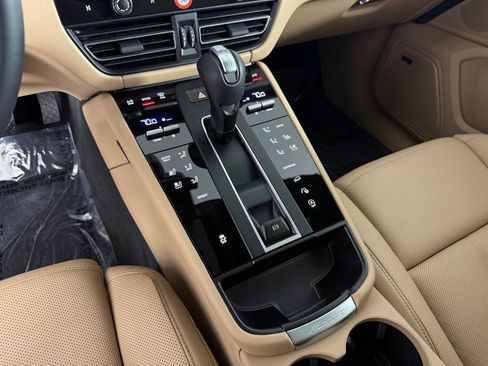 Certified 2026 Porsche Macan AWD/4WD image 24