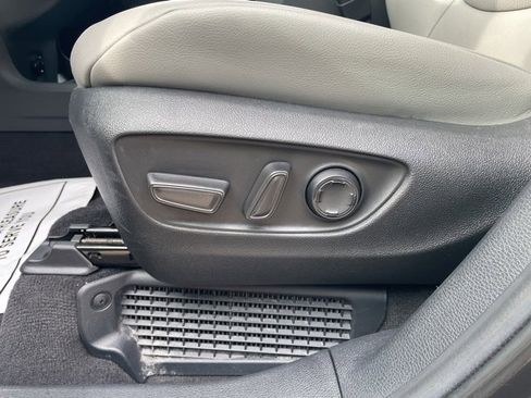 Used 2025 Toyota Sienna XLE image 11