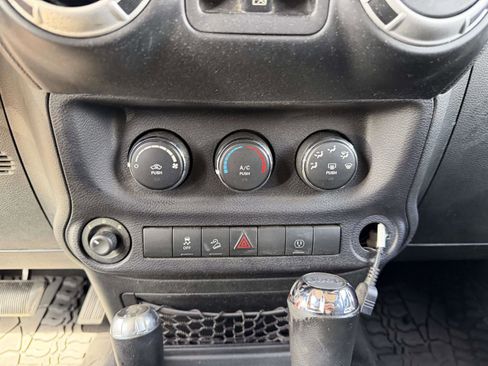 Used 2014 Jeep Wrangler Unlimited Sahara w/ Dual Top Group AWD/4WD image 19