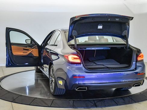 Certified 2022 BMW 530e w/ Premium Package image 28