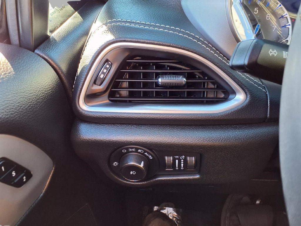 Used 2025 Chrysler Pacifica Limited FWD image 17