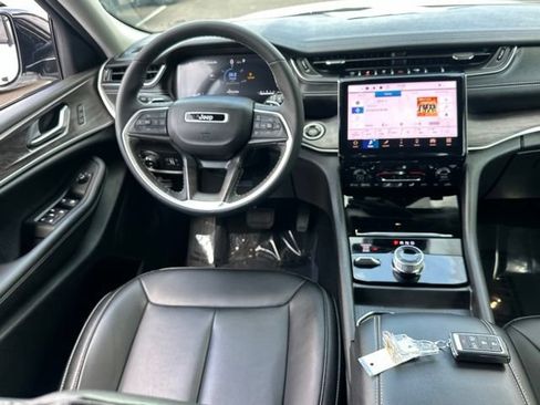 Used 2024 Jeep Grand Cherokee Limited w/ Black Appearance Package AWD/4WD image 32