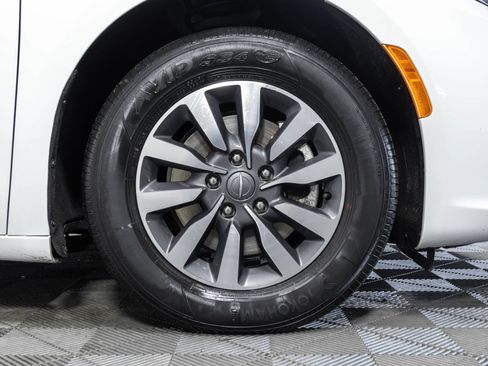 Used 2024 Chrysler Pacifica Limited FWD image 45