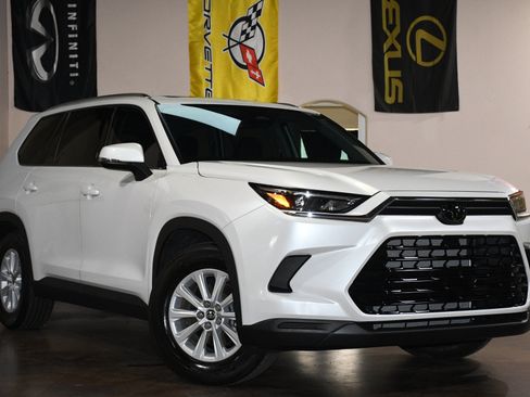 Used 2024 Toyota Grand Highlander FWD image 3