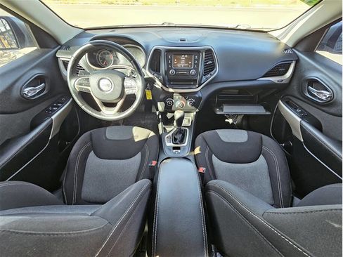 Used 2018 Jeep Cherokee Latitude w/ Altitude Package image 28