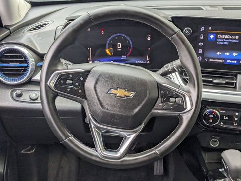 Used 2025 Chevrolet Trax LT w/ LT Convenience Package image 24