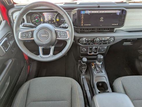 Used 2025 Jeep Wrangler Unlimited Sahara image 6