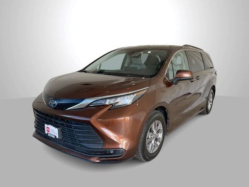 Certified 2023 Toyota Sienna LE image 1
