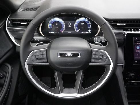 Used 2025 Jeep Grand Cherokee L Laredo RWD image 19