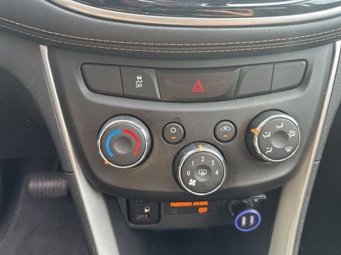 Used 2019 Chevrolet Trax LT w/ LT Convenience Package FWD image 16