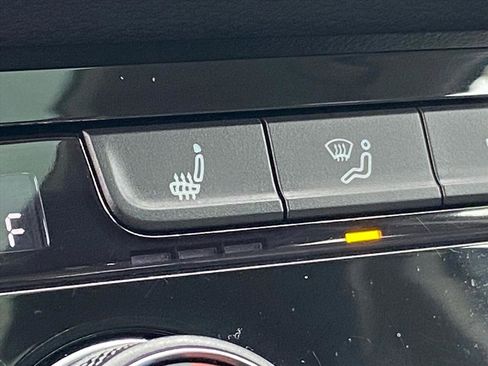 Used 2024 Volkswagen Taos SE w/ Panoramic Sunroof Package image 18