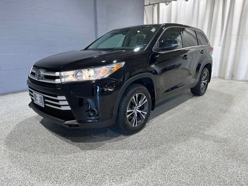 Used 2019 Toyota Highlander LE AWD/4WD image 4
