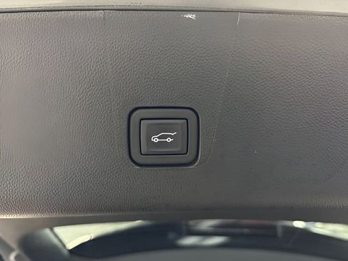 Used 2023 Chevrolet Traverse RS image 22