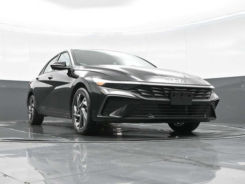 Certified 2025 Hyundai Elantra SEL FWD image 32