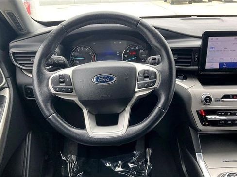 Used 2023 Ford Explorer XLT w/ Equipment Group 202A image 5