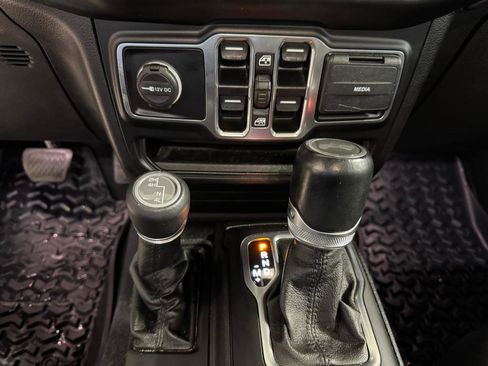 Used 2020 Jeep Wrangler Unlimited Sahara AWD/4WD image 20